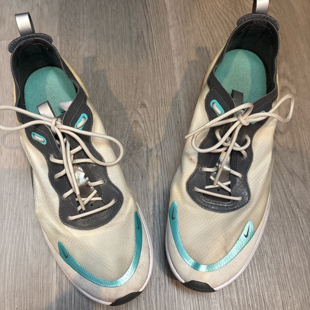 Nike Women's Beige and Turquoise Athletic Shoes